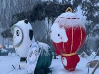 冰墩墩雪容融又见到雪了_12月11号早上，冰墩墩雪容融欢庆冬日：北京延庆降下首场雪