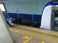 北京地铁2号线跳下站台乘客遗体被抬出车站，责任会如何划分_北京地铁男子跳轨 疯狂举动吓坏所有人现场触目惊心