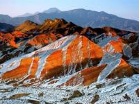 当七彩丹霞遇上皑皑白雪_甘肃张掖：七彩丹霞景区白雪皑皑