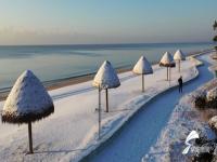 威海 有海又有雪_山东威海：游客体验雪与海的浪漫
