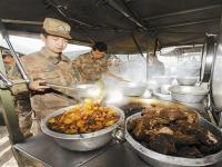 震区野战炊事车1小时做300人饭菜_边赶路边做饭！新型高原炊事车刚到震区，炊事员便端下了600份快餐热食