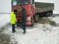 新疆民警风雪夜救出80多辆车_新疆哈密80余辆车辆雪天被困，边境民警紧急救援