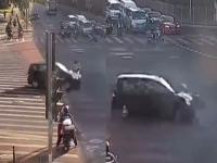 北京一男子骑电动车闯红灯被撞身亡_事发北京，男子骑电动车闯红灯，被撞身亡