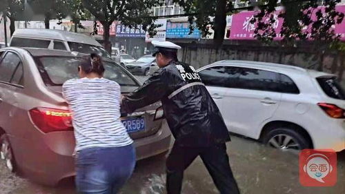 交警雨中突感不适路人纷纷伸援手_南京一交警执勤时突然晕倒，路人纷纷伸出援手