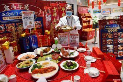 你接受年夜饭吃预制菜吗_预制菜“抢占”年夜饭餐桌，除夕全家一起吃预制菜，你能接受吗