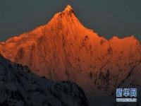 梅里雪山日照金山太震撼_秋游记，实拍梅里雪山的日照金山，辽阔深远，层林尽染，风景如画