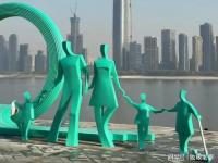 武汉汉口江滩雕塑一孩变三孩_真逗人！汉口江滩《美好未来》雕塑上的夫妻又“生”了两个孩子！