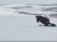 王源在新疆滑雪_王源晒滑雪视频：一不小心在雪场蛙了个泳