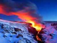 冰岛小镇流进岩浆_早安·世界｜冰岛西南部一座火山喷发，岩浆流入渔港小镇