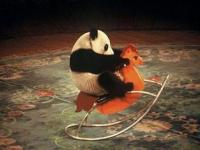 大熊猫坐摇摇马晕车了_大熊猫摔倒后两眼无神，饲养员赶来后说不出话：是摇摇马先动手的