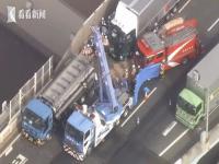 日本连环撞车一汽车被挤到30cm厚_日本高速4车连撞！汽车被挤压到30厘米厚，车上夫妻当场死亡