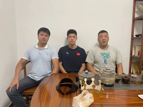 19岁潘展乐摘得4金_惊喜！中国游泳队刷新亚洲记录夺冠，19岁的潘展乐成为四冠王