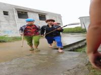 下雨天摔跤了发朋友圈句子_下雨天路滑摔了一跤会有什么事吗