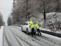 道路结冰3个安全行车要诀_冬季恶劣天气冰冻积雪路面安全行车“七要八防”