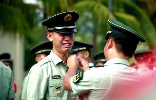 退伍老兵卸下领花哭成泪人_又是一年退伍季，老兵卸下领花哭成泪人，再道一声老兵珍重！