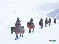 边防官兵带军马踏上风雪巡逻路_官兵和军马风雪中踏上巡逻路