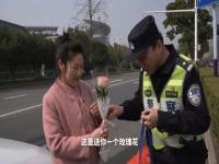 女警脱下制服遮挡车内产子的孕妇_女警脱下制服遮挡车内产子的孕妇，经医生护理后确认母子平安