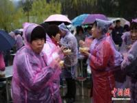 杭州人冒雨排队3小时吃天水麻辣烫_每天上百人排队等候，还有从临安赶到临平，就为吃碗夜市里的“天水麻辣烫”