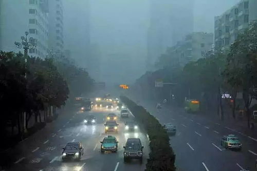 广东福建大暴雨冰雹齐发_广东暴雨冰雹齐发，广深机场航班情况怎样了