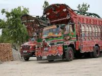 巴基斯坦载30多人卡车坠入峡谷_巴基斯坦载30多人卡车坠入峡谷