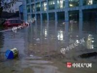 广州天气暴雨预警停课吗_广州暴雨火车有停运吗