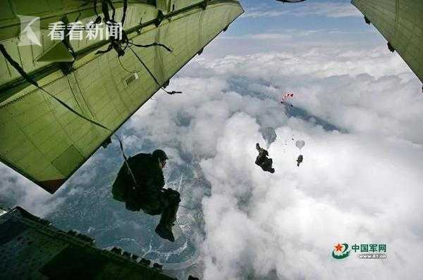 汶川地震空降兵十五勇士惊天一跳_13年前汶川地震时的惊天一跳，今天再看依然泪崩！空降兵生日快乐