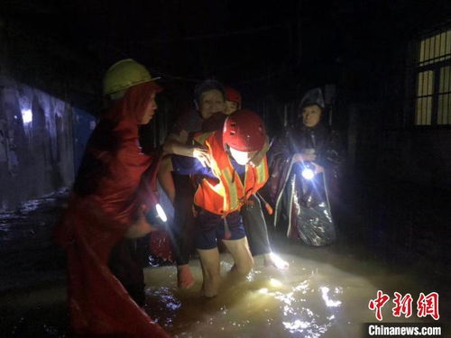 广西南宁暴雨多部门紧急救援_暴雨致南宁多地积水，消防紧急出动全力救援