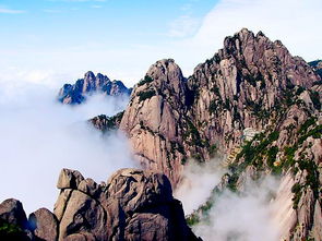 黄山景区发生雷击致多人受伤_黄山飞来石景点遭雷击，碎石迸溅致13名游客受伤，导游：有人头被砸伤