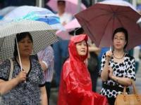 女儿看演唱会父母冒雨场外陪伴_张杰杭州演唱会，爸妈场外淋雨陪伴女儿两天，网友：真心羡慕了！