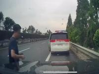 当地回应警车高速上逼停私家车_警车高速上逼停小车，当地最新回应：两民警已停职，正讨论怎么处理 零度观点：不是“疑难大案” 少讨论多果断