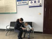 民警帮走失幼童找到家人后秒变脸_3岁小孩独自在马路上穿行，民警帮他找到家人后秒“变脸”