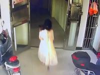 2岁女童被邻居女孩带上17楼后坠亡_痛心！江西九江2岁女童被14岁女孩从17楼扔下身亡，网友评论炸锅