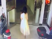 警方通报13岁女孩将2岁女童推下楼_13岁智力障碍女孩将2岁女童推下楼，警方通报