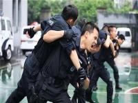 民警勇斗持刀歹徒身中15刀牺牲_勇斗歹徒身中15刀壮烈牺牲，他的警服全被鲜血染红