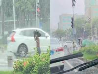 男孩冒雨等红灯暖心司机下车送伞_暖心！小学生冒雨等红灯 前车好心司机给孩子送伞 被评论区暖到了！