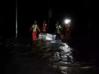 安徽黄山遇强降雨多地受灾_安徽黄山多地迎强降雨：部分区域积水严重，有车辆被冲走