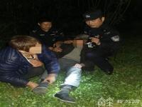 民警陪阿尔兹海默症老人演戏太好哭了_暖心！为安抚走失的阿尔茨海默病老人?民警陪跳广场舞