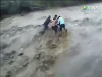 洪水里绝望大哭时突然等来了救星_泪奔了！广东梅州洪水中的英雄们：老人的救命稻草与家庭的救星！