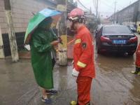 消防员在淤泥中用双脚蹚出救灾路_暴雨救灾一线的使命担当——“武平，我们始终战斗在这里！”