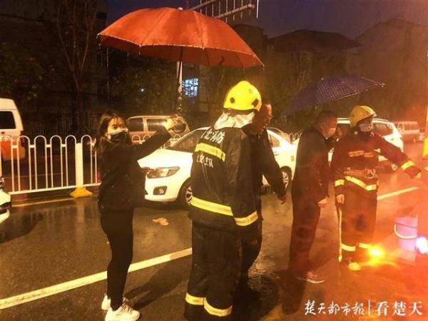 雨再大路再滑消防员都会来救你_揭阳消防员休假回家途中勇闯火海，救下4名群众