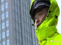 小女孩哭成泪人见民警扑进怀里要抱抱_小女孩见到民警哭成泪人