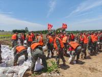 湖南华容钱团间堤发生管涌_湖南华容县钱团间堤堤坝发生管涌，武警和民兵赶赴现场处置