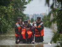 河南暴雨千名官兵持续抢险救援中_河南暴雨千名官兵持续抢险救援中