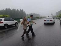 男子雨后深夜免费送2位老人回家_老人雨天迷路 古塔公安暖心送其归家