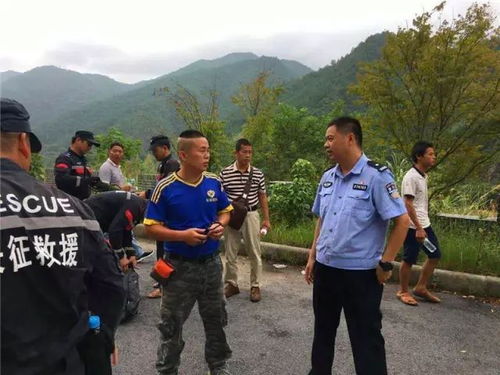 老人被困深山12小时警民联手救回_七旬老人被困深山，泰和警民协作三小时将其安全救回！