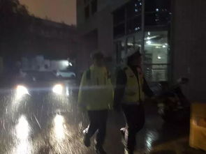 民警暴雨中跑赢死神救了中毒女子_泪目！民警暴雨中跑赢了死神救下中毒女子