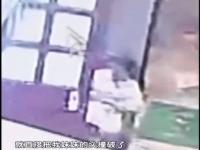 女子饭店门口躲雨撞破头索赔遭拒_女子饭店门口躲雨，被门撞破头索赔遭拒，饭店到底有没有责任？