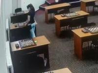 俄女棋手在棋盘涂水银毒晕对手_她竟给对手下毒，被拍到了