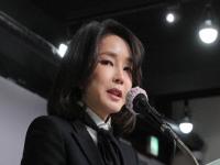 调查韩国总统夫人的反腐官员身亡_韩媒：负责调查金建希“收受名牌包”事件反腐官员在家中身亡，现场发现“遗书”