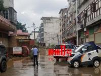 葫芦岛道路积水最深已超2米_暴雨后涵洞积水两米深 俩男子车顶砸窗救人